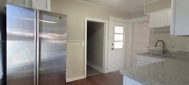 Building Photo - 2021 Pine Bluff St