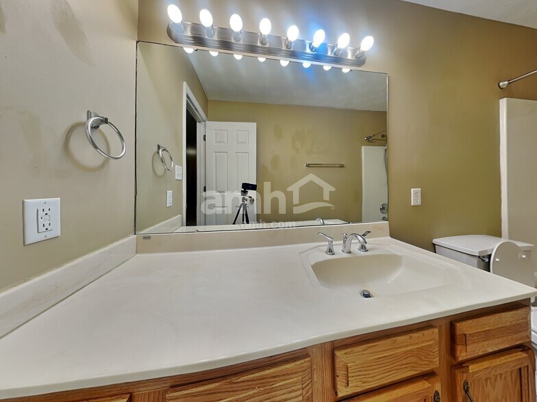 Building Photo - 643 Cassel Creek Dr
