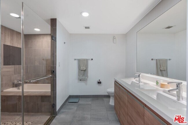 Building Photo - 3785 Wilshire Blvd