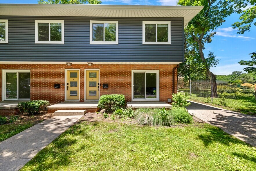 Primary Photo - 629 Brooks St