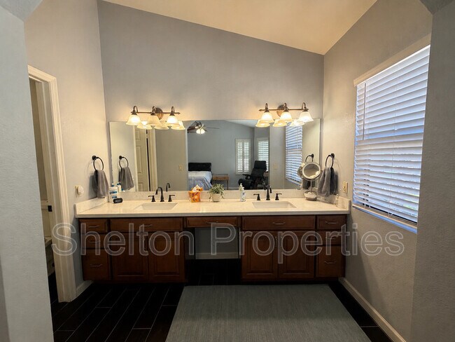 Building Photo - 9418 W Tonto Ln