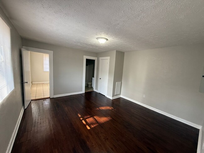 Building Photo - **AVAILABLE NOW**1 Bedroom /  1 Bathroom D...