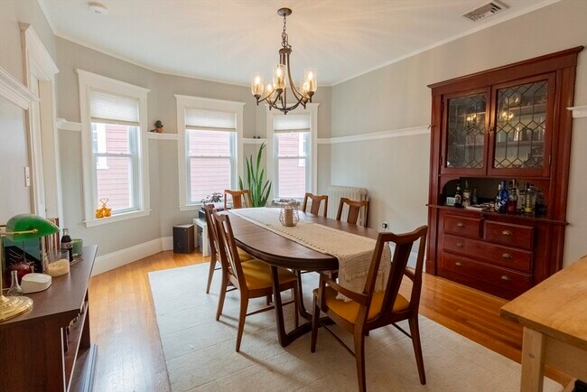 Building Photo - 15 Castleton St