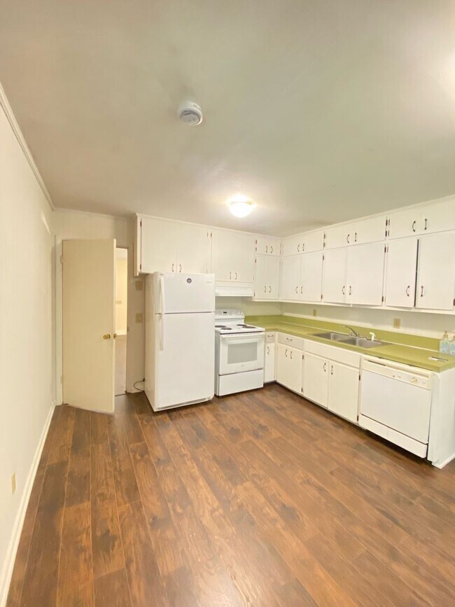 Building Photo - Great Location!!