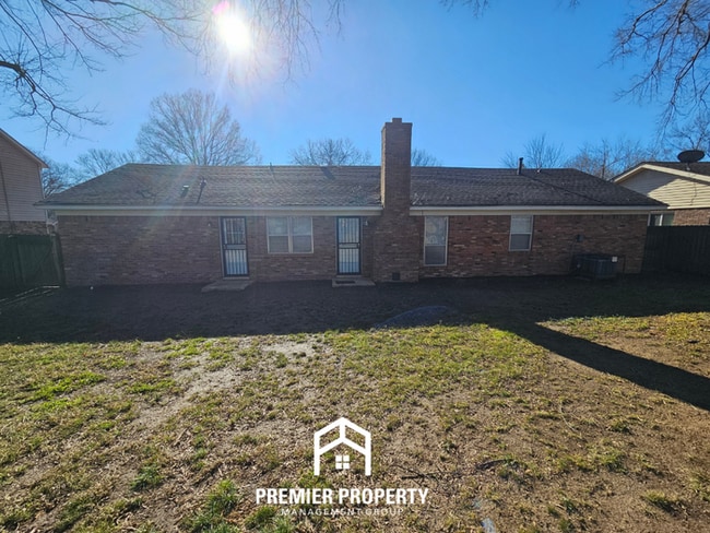 Building Photo - 4BR Memphis Home w/ Brick Fireplace, Formal Dining & Fenced Yard