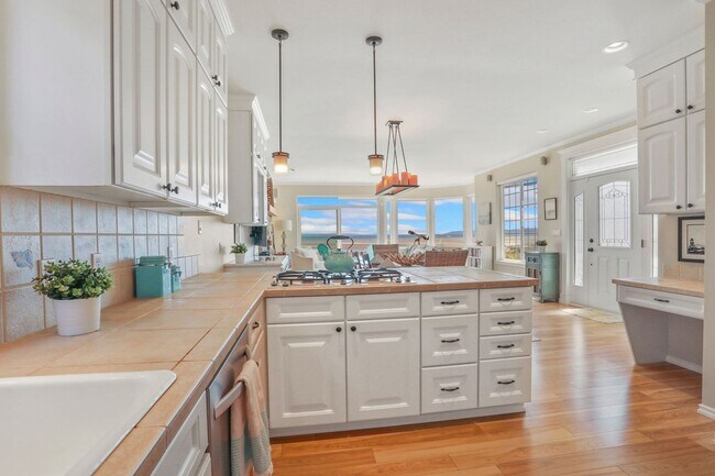 Building Photo - Spectacular Water Front Home With a Short Term  Lease to Start!