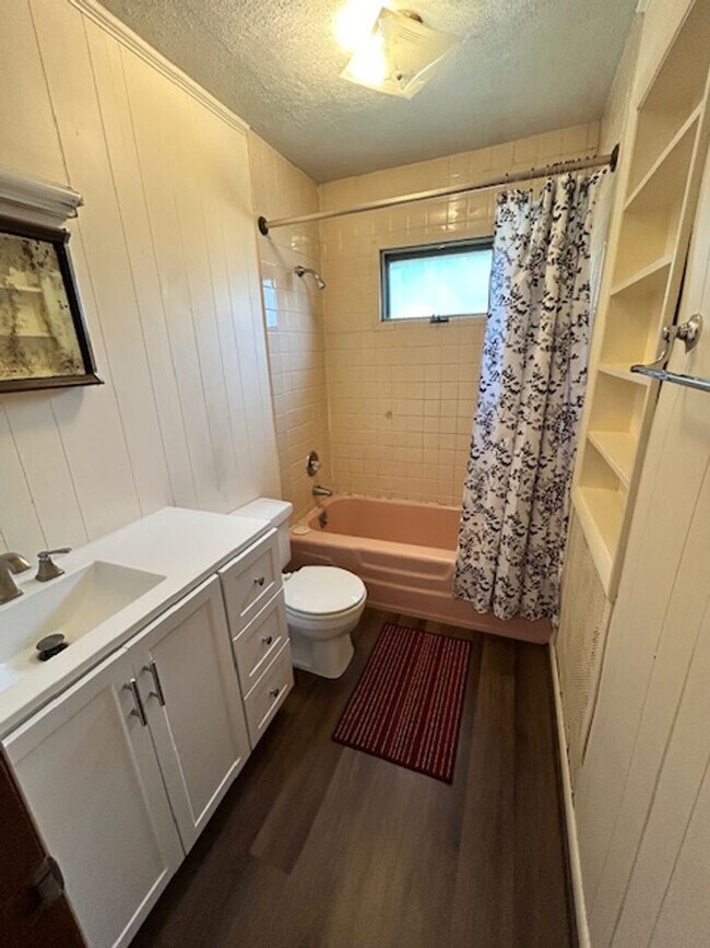 Building Photo - 1408 St James Pl