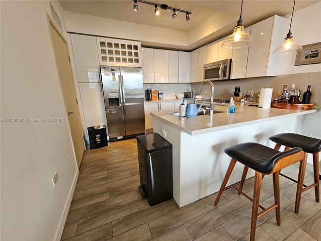 Building Photo - 999 SW 1st Ave