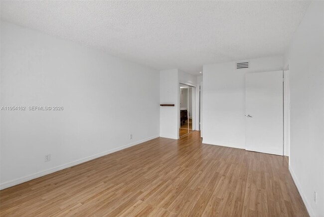 Building Photo - 200 Lakeview Dr