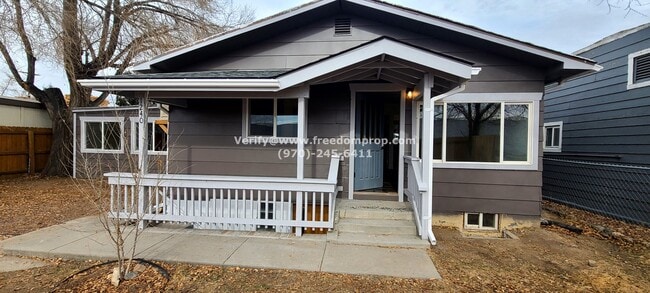 Building Photo - Updated through out!  Great 2 bedroom 1.5 ...