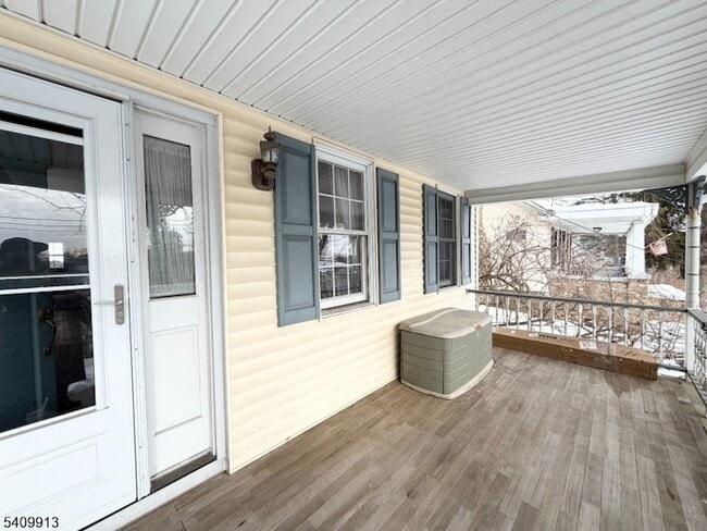 Building Photo - 147 Millbrook Ave