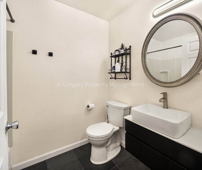 Building Photo - 12415 NE 130th Ct