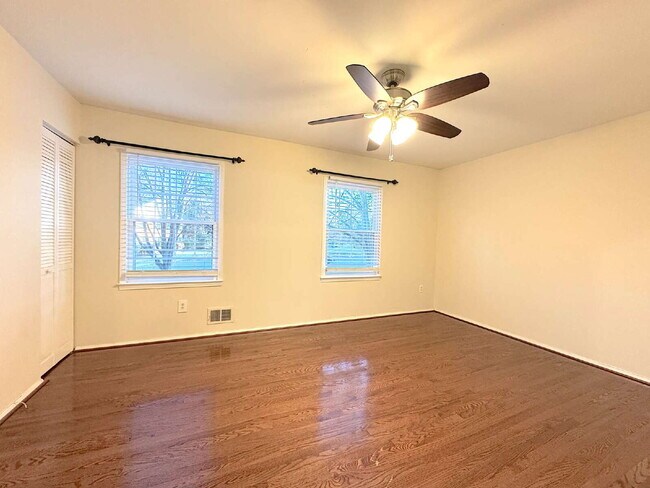 Building Photo - Charming Reston Townhome: Your Ideal Commuter's Haven