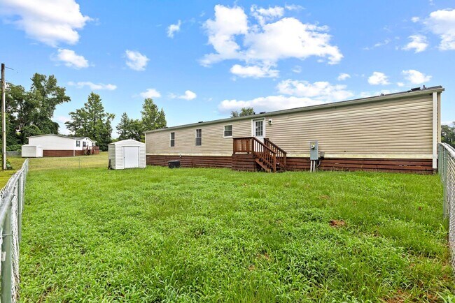 Building Photo - 3 bedroom Available Now!