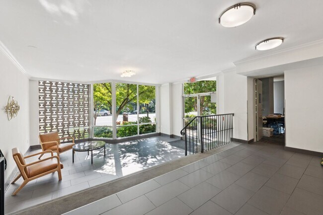 Building Photo - Renovated Studio w/ Private Balcony Glover...