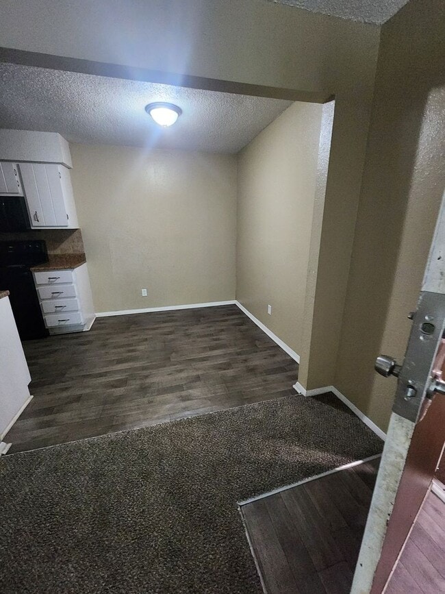 Building Photo - 2 bedroom 1.5 Bath