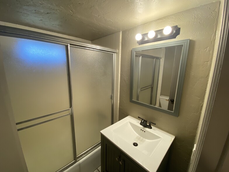 unit#B bathroom - 8369 Yucca Trl