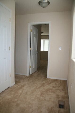 Building Photo - 3 Bedroom Duplex Near Downtown Available!