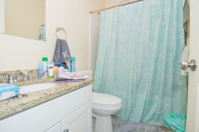 Building Photo - Amazing Four Bed, Two Bath, available Now