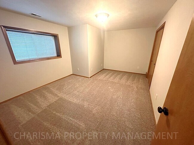 Building Photo - 4 BEDROOM, 2 BATH TOWN HOME, PET FRIENDLY, AMENITY FILLED, DOUBLE ATTACHED GARAGE!