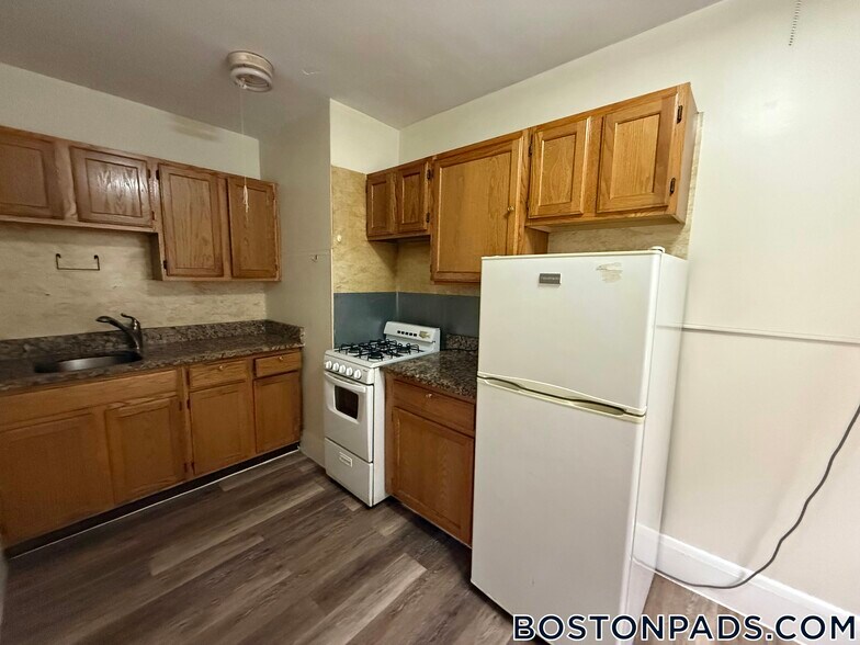 Building Photo - 349 Pleasant St