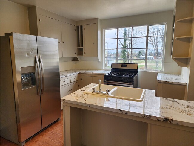 Building Photo - 415 W Poplar St