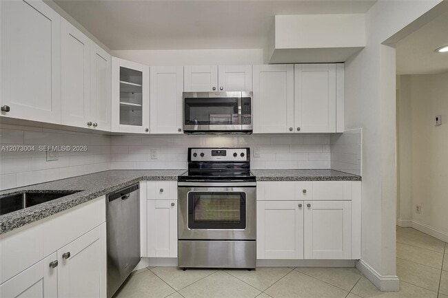 Building Photo - 231 Lakeview Dr