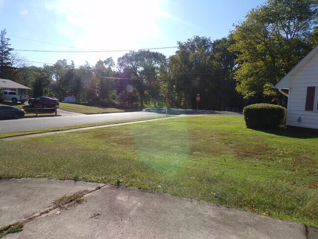 Building Photo - Well maintained cute house with huge fence...