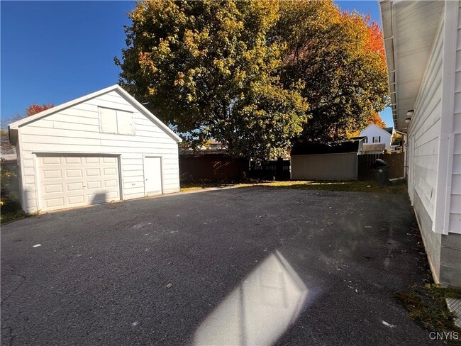 Building Photo - 925 Salina St