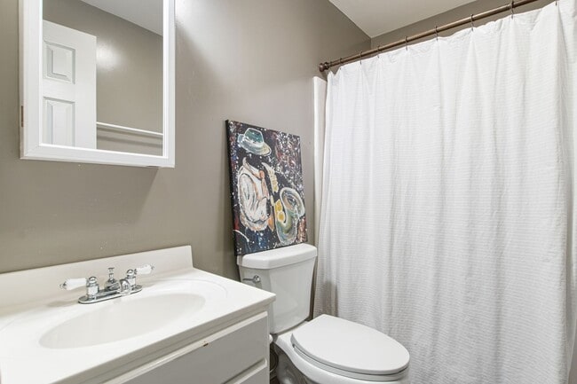 Building Photo - Rent Special! See Description! Spacious Ho...