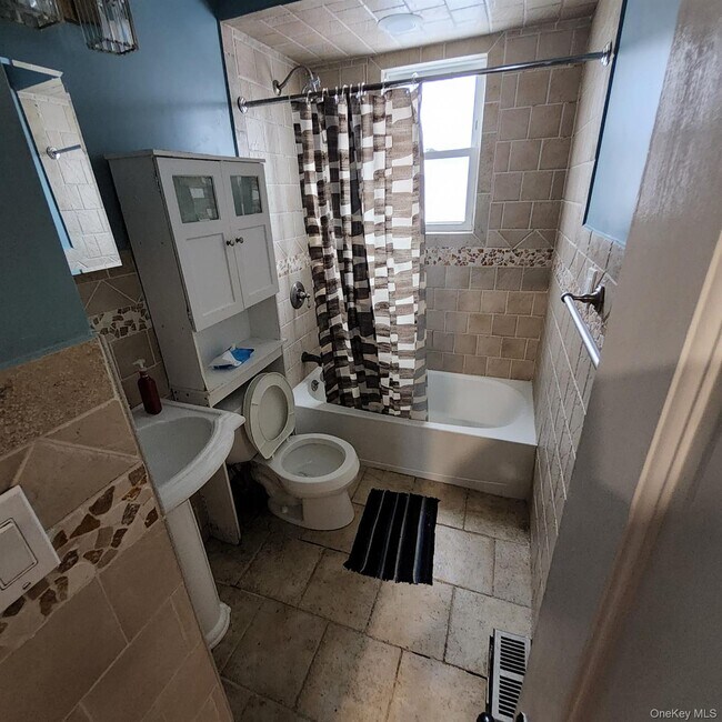 Building Photo - 8 Orchard Lake Dr