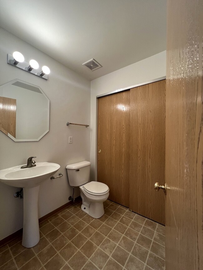Building Photo - 1046 Chadwick Dr