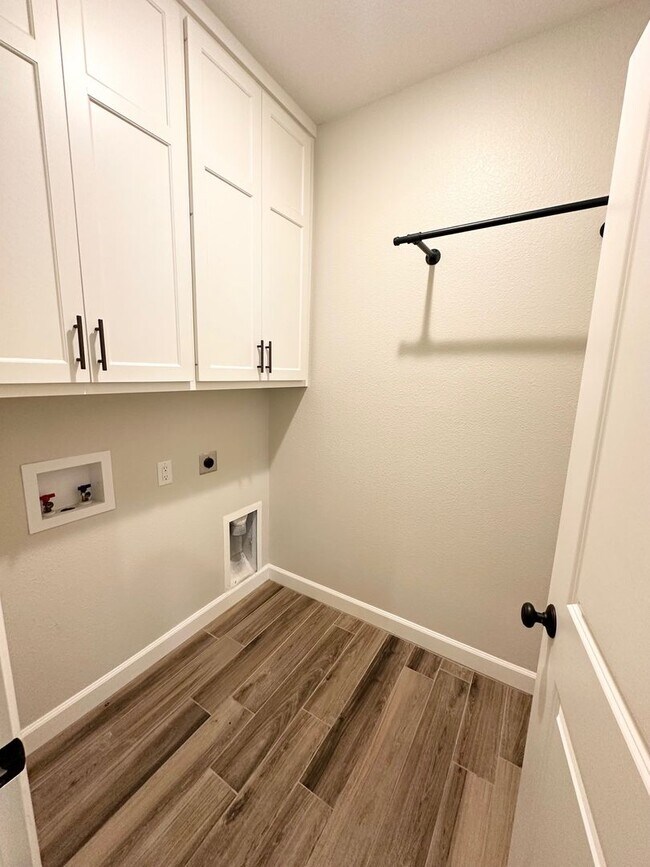 Building Photo - Stunning 3 Bed 2 Bath Ready To Rent ASAP!