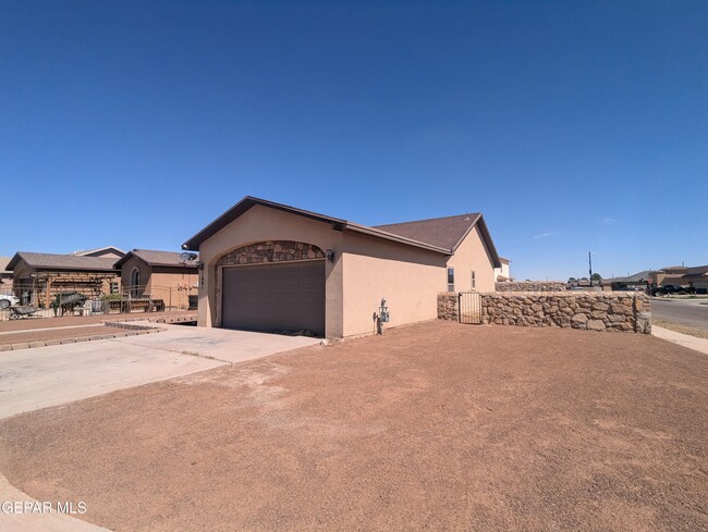 Building Photo - 1001 Half Moon Pass