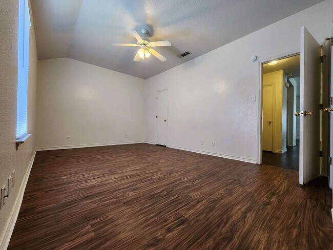 Building Photo - 3204 Toledo Dr