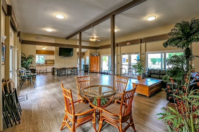 Building Photo - 3 bedroom Townhome with downstairs primary...