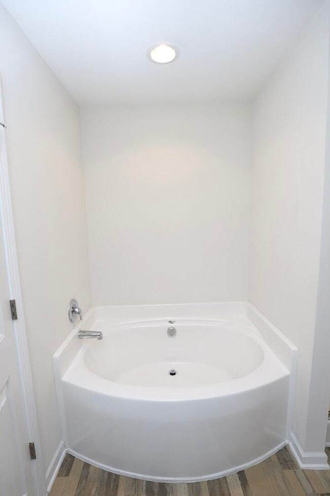 Building Photo - 2943 Old Field Rd