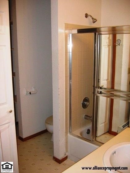 Building Photo - Nice spacious townhome in a central location