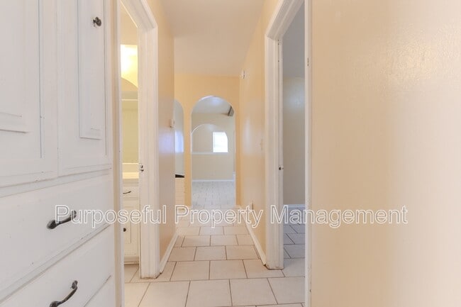 Building Photo - 809 Meadowgreen Dr