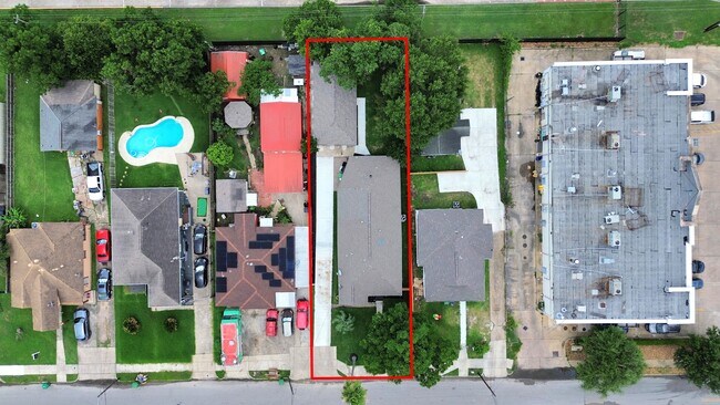 Building Photo - 1218 Des Jardines St