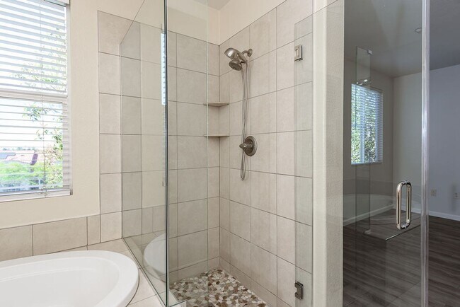 Building Photo - Serenity and Luxury Abound in Eastlake!