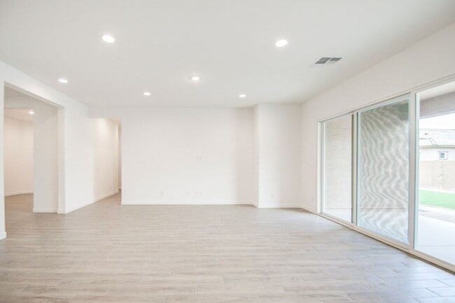 Building Photo - NEW 4 Bedroom home in Phoenix!