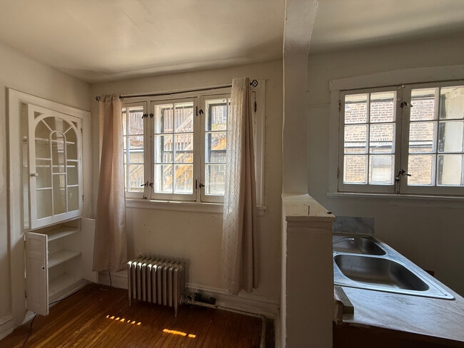 Building Photo - 7411 N Damen Ave