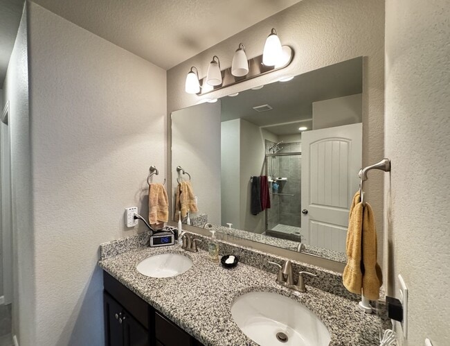 Building Photo - Stunning 3 Bedroom Patio Home Located in N...