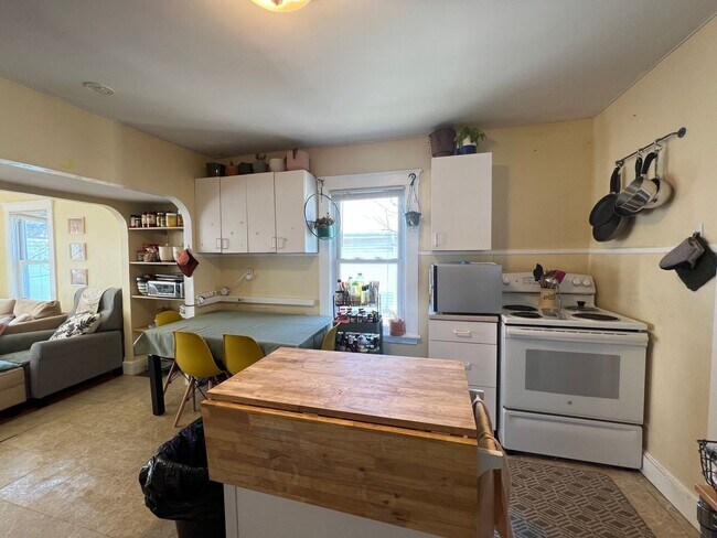 Building Photo - Awesome 3 bed in Somerville.... don't miss out!!