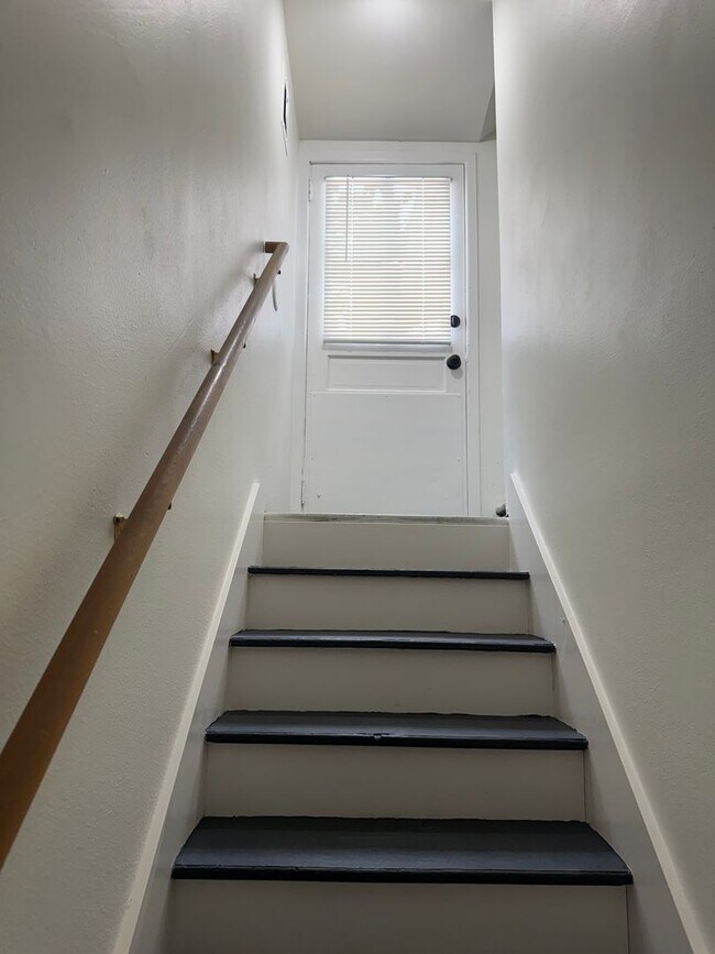 Building Photo - Beautiful Remodel to this Charming Portland Cottage near Division!