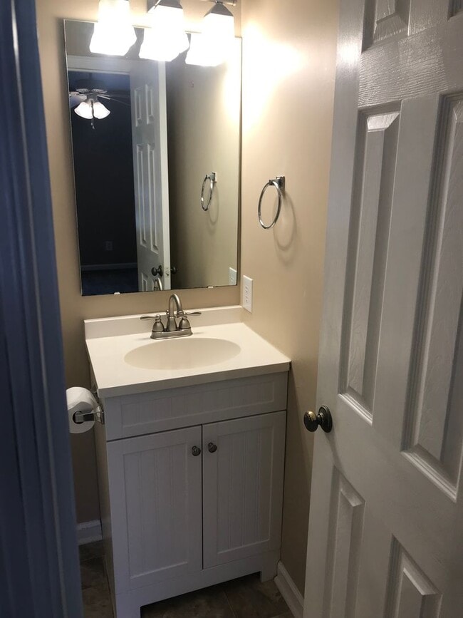 Building Photo - Nice 2 bedroom 2.5 bath town home in quiet neighborhood in town