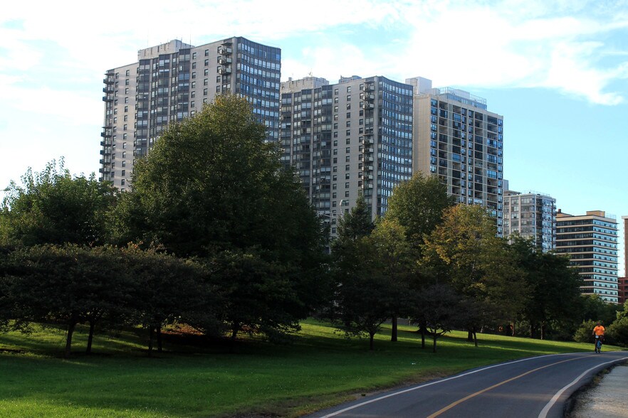 building+trail - 5701 N Sheridan Rd