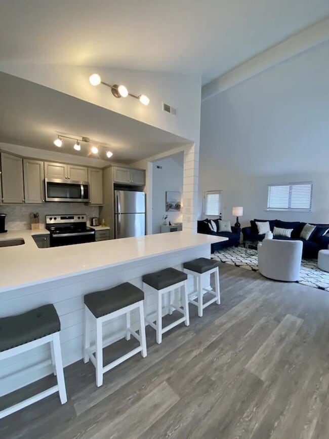 Building Photo - Renovated Home - Sleeps 6 - Winter Rental Only