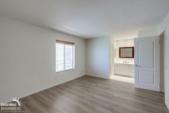 Building Photo - Elegant Dual Master 2Bdm 2.5Ba Townhome in...